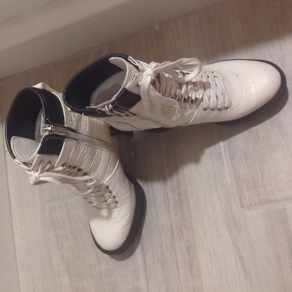 NWOT Vince Camuto Women's Ermania Combat Block Heel Platform Boots - Size 5 - Picture 4 of 8